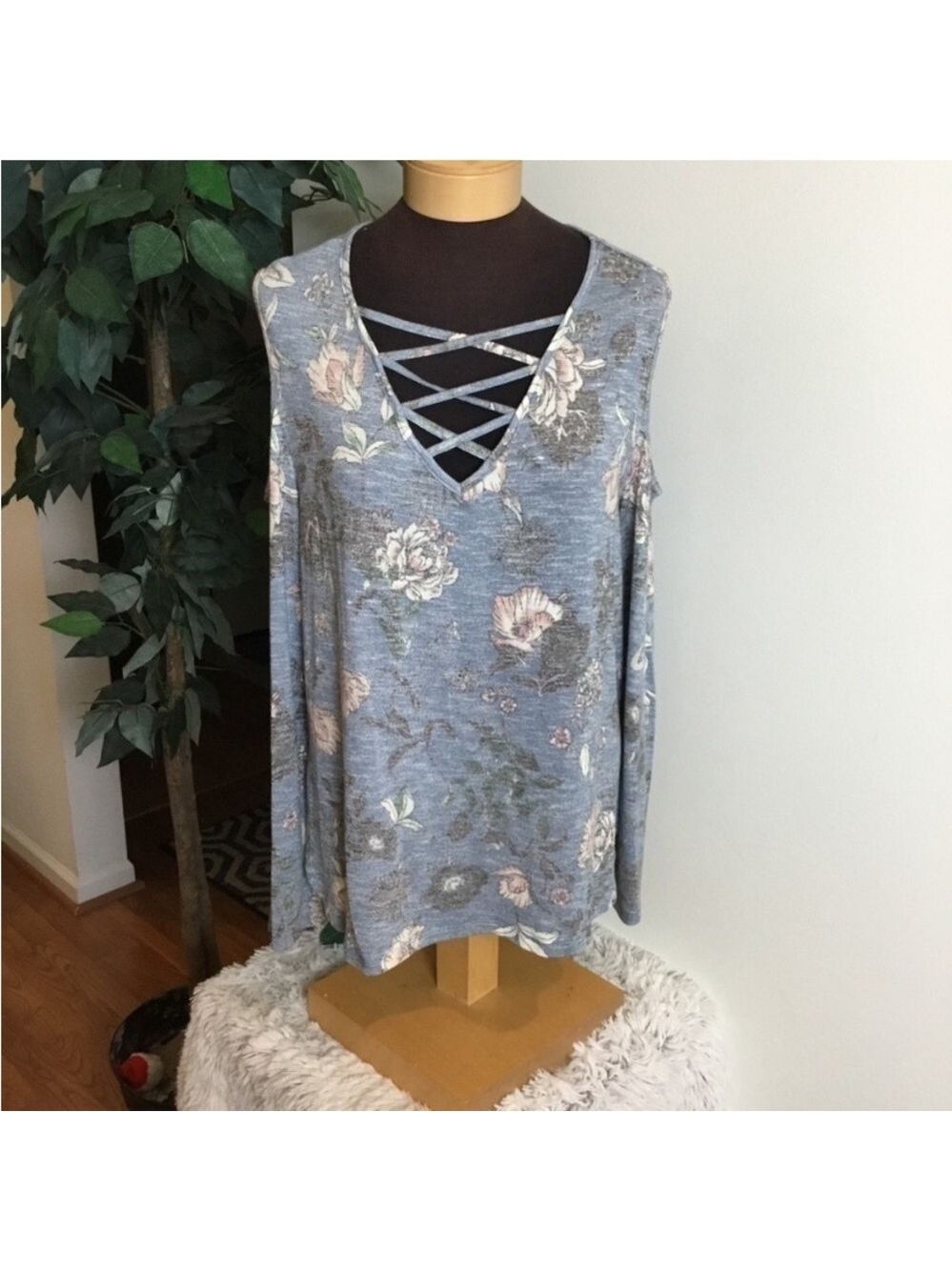 Love Fire Cold Shoulder Denim look Floral Top NWT Size XL